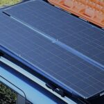 placa solare en el techo de una furgoneta