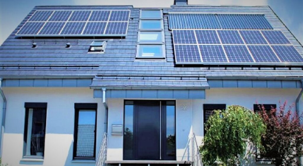 techo de una casa con sistema de placas solares