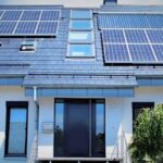 techo de una casa con sistema de placas solares