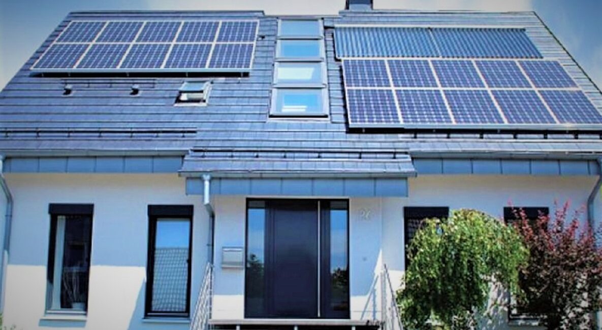 techo de una casa con sistema de placas solares